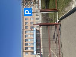 На стоянке перед образовательным учреждением установлен дорожный знак «Парковочное место для инвалидов»